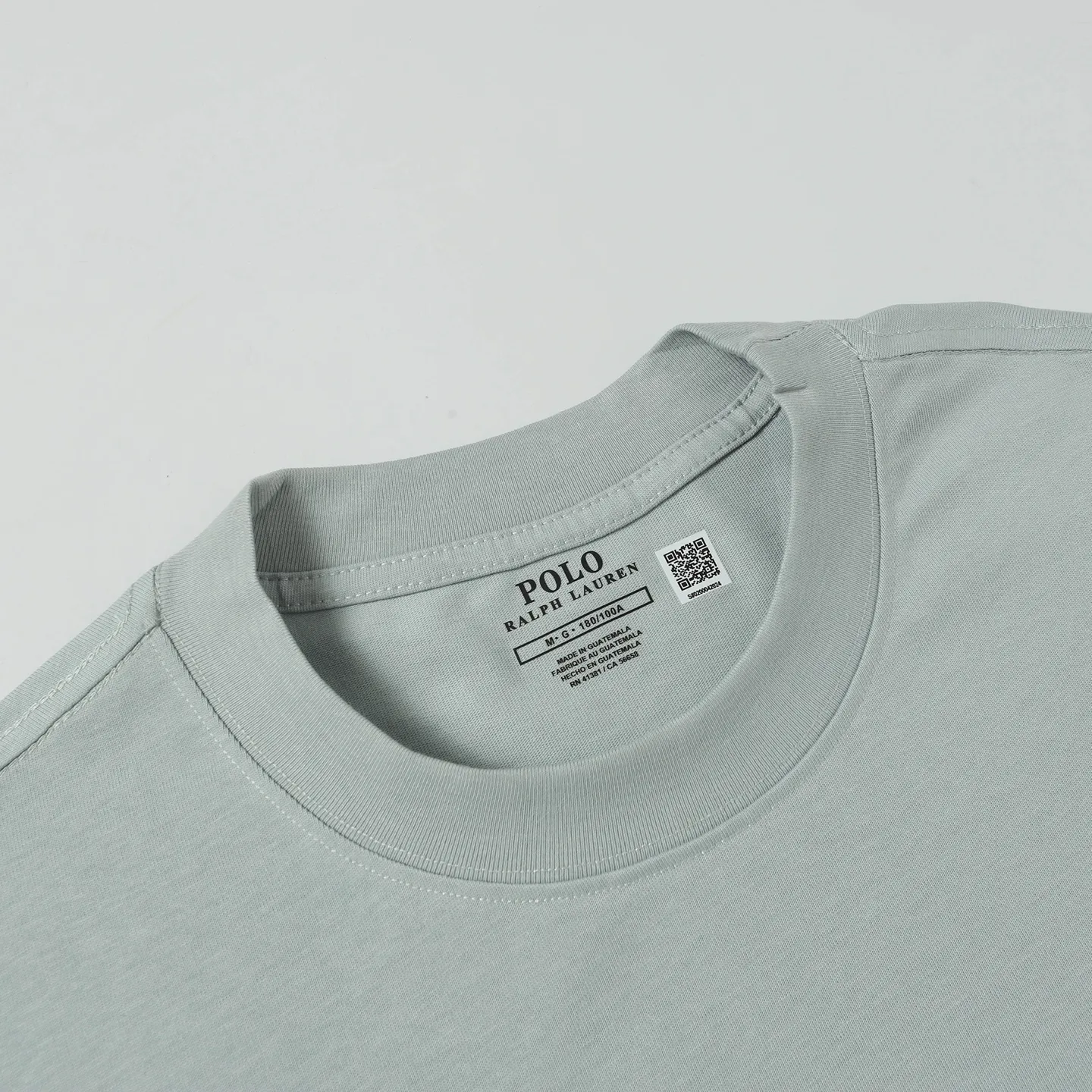P130 Style number: A001 Brand reputation: Ralph Lauren is an internationally renowned high-end fashion brand, representing quality, style and status. Wearing its short sleeves can highlight consumers' taste and identity. Classic design: The brand has unique and enduring classic design elements, such as the polo logo, iconic color combinations, etc., which are both fashionable and recognizable. High-quality fabric: Made of double yarn 280g fabric, usually made of high-quality cotton fabric, which is soft, breathable, and sweat-absorbent, comfortable to wear, and suitable for various occasions and seasons. Exquisite craftsmanship: Pay attention to detail processing and production technology, neat stitching, and tailoring to ensure the durability and beauty of the clothing. Diversified styles: covering a variety of styles from casual to formal, simple to gorgeous, meeting the individual needs and wearing scenarios of different consumers. Strong matchability: Can be matched with a variety of bottoms, jackets and accessories to easily create a variety of different fashion looks. Inheritance and innovation: While maintaining the traditional charm of the brand, we constantly innovate designs and incorporate new fashion elements to keep our products attractive. Brand values: The American lifestyle and positive values ​​conveyed by Ralph Lauren are also recognized and yearned for by consumers. Color: Black White Gray Blue White Blue Red Pink Sky Blue Bean Green Burgundy Complete Sizes: S, M, L, XL,
